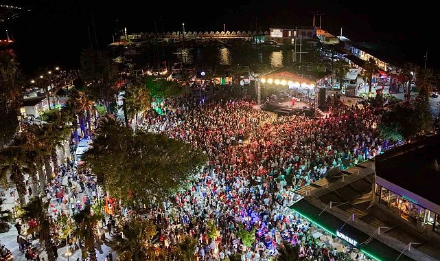 Bodrum'da binlerce kişi 30 Ağustos Zafer Bayramı'nı kutladı