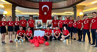 Bodrum'da otel personeli 30 Ağustos'a bayraklı kıyafetlerle damga vurdu