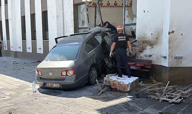 Bolu'da 84 metre savrulup caminin imam odasına dalan aracın sürücüsü alkollü çıktı: 290 bin lira ceza kesildi