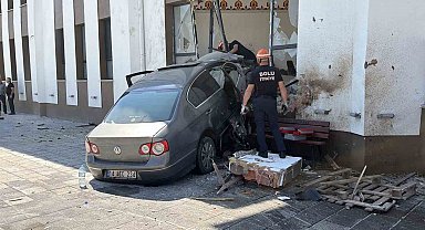 Bolu'da 84 metre savrulup caminin imam odasına dalan aracın sürücüsü alkollü çıktı: 290 bin lira ceza kesildi
