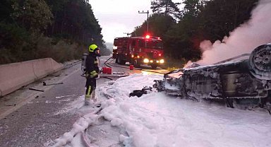 Bolu'da devrilen otomobil alev aldı: Sürücü yaralı