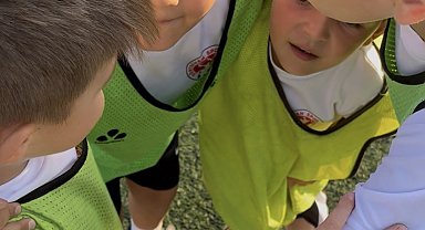 Bolu'da miniklerin futbol taktiği güldürdü: Sağ kanadı paylaşamadılar