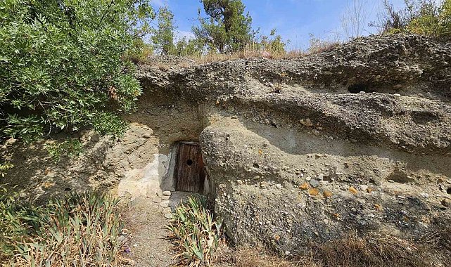 Boyabat'ta kayanın altındaki türbe görenleri şaşırtıyor