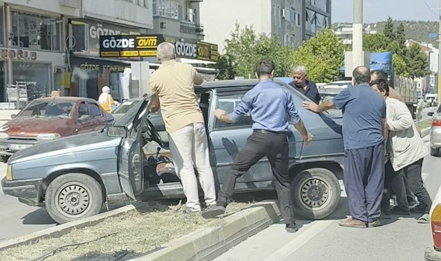 Boyabat'ta trafik kazası: Otomobil refüje çıktı