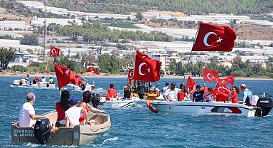 Bozyazı'da amatör balıkçılardan 30 Ağustos'a denizde anlamlı kutlama