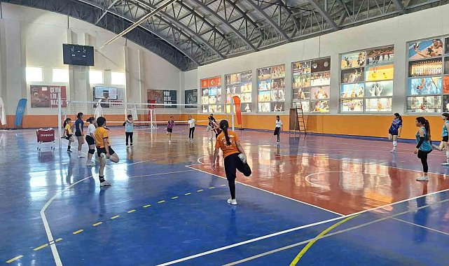 Bulanık'ta voleybol antrenmanları yoğun katılımla devam ediyor