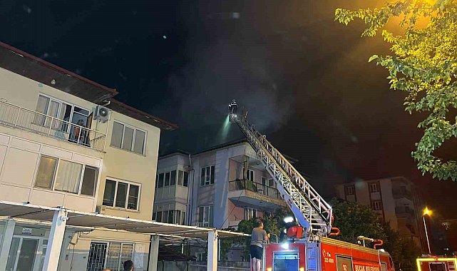 Burdur'da 3 katlı binada yangın korkuttu