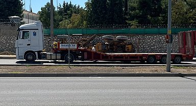 Burdur'da ani fren yapan tırın üzerindeki greyder devrildi