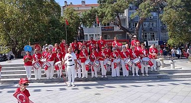 Burhaniye' de Özgür Kanatlar Halk Bandosu törenlere renk kattı
