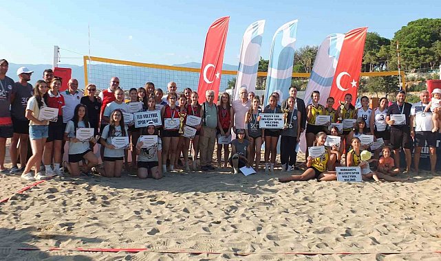 Burhaniye' de plaj voleybolu heyecanı yaşandı