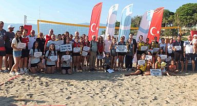 Burhaniye' de plaj voleybolu heyecanı yaşandı