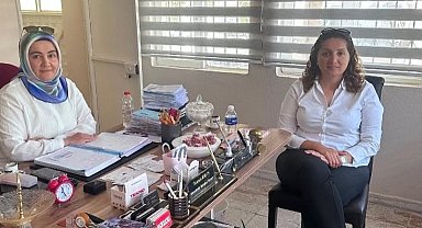 Burhaniye'de İlçe Sağlık Müdürü Akbey, kadın muhtarı ziyaret etti