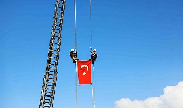 Bursa'da nefes kesen tatbikat; Türk bayrağı metrelerce yükseklikten indirildi