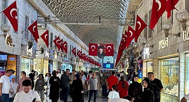 Bursa'da Tarihi Kapalı Çarşı Türk bayraklarıyla donatıldı