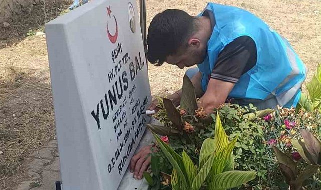 Bursalı gençler şehitliği temizlediler