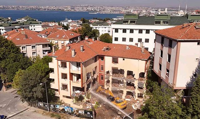 Büyükçekmece'de 4 bloktan oluşan 48 bağımsız konutun yıkımı başladı