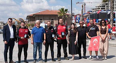 Büyükçekmece'de denizde 660 metrekarelik Türk bayrağı açıldı