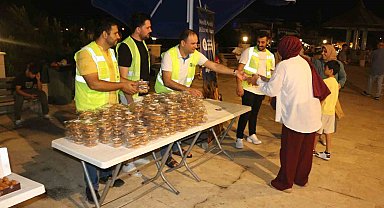 Büyükşehir Mevlit Kandil'inde 19 ilçede lokma ikram etti