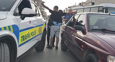 Çalışır haldeki otomobilde uyuyan 2 kişiyi polis güçlükle uyandırdı, araçta 13 sentetik hap ele geçirildi