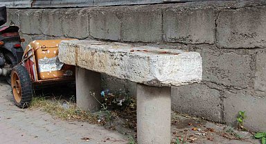 Cami bahçesinde yer olmayınca kaldırıma konuldu, kaldırımda ki musalla taşı dikkat çekiyor