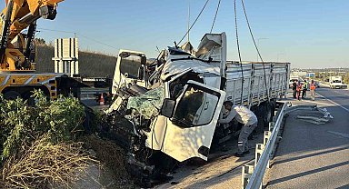 Çanakkale'de kamyon bariyerlere ok gibi saplandı: 2 ölü