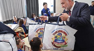 Canik'te birinci sınıfların sıralarında belediye sürprizi