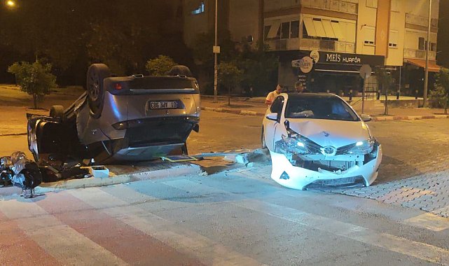 Çarpışmanın etkisiyle ters dönen otomobilden hafif yaralı çıktılar