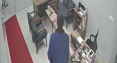 Cep telefonu hırsızlığı kameraya takıldı