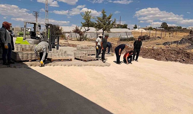 Çermik'te mahalle yollarına parke taşı döşeniyor