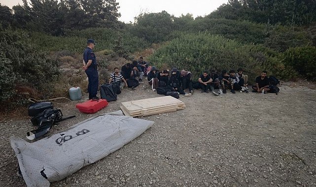Çeşme'de 16 düzensiz göçmen yakalandı