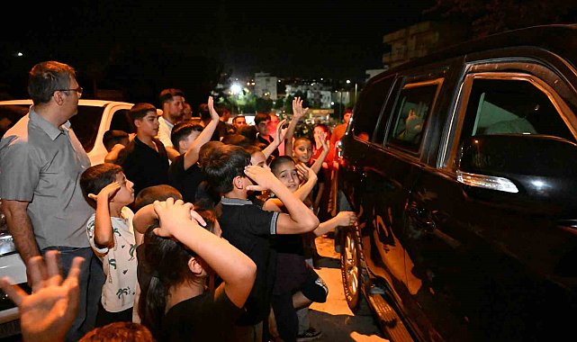 Cizre'de çocuklar Müdür Sazak'ın önünü kesti