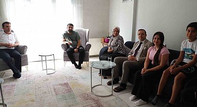 Cizre'de YKS'de başarılı olan öğrencilerin evlerine gidilip tebrik edildi