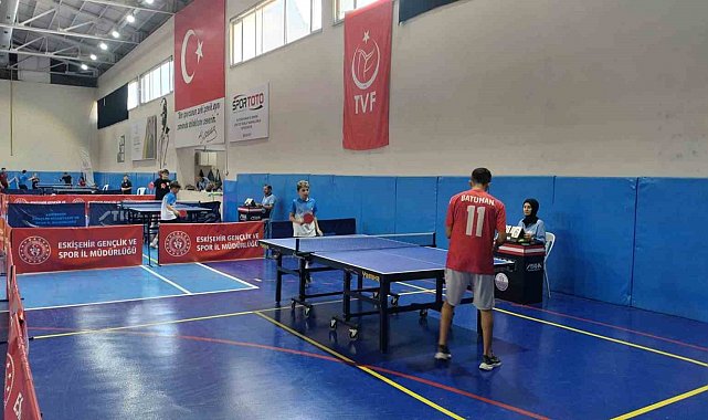Çocuk Evleri Sitesi öğrencileri 30 Ağustos turnuvasında raket salladı