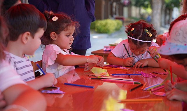 Çocuklar yaz çocuk atölyelerinde hem eğleniyor hem öğreniyor