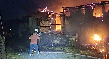 Çorum'da alevlere teslim olan iki ev küle döndü
