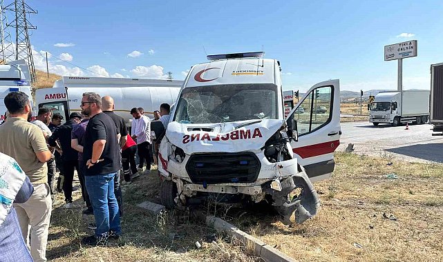 Çorum'da ambulans ile cip çarpıştı: 5 yaralı