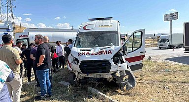 Çorum'da ambulans ile cip çarpıştı: 5 yaralı