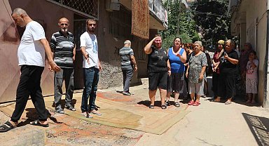 Çukur ve tozdan bıktılar, sokağa halı serip suladılar