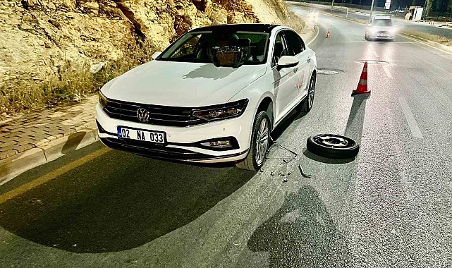 Çukura giren araçların lastikleri patladı