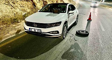 Çukura giren araçların lastikleri patladı