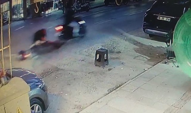 Çukurda dengesini kaybeden motosikletli düştü, o anlar kamerada