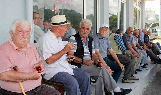 Cuma günleri bayram havasında geçiyor: Cami cemaati 3 kat arttı