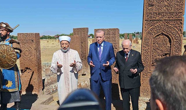 Cumhurbaşkanı Erdoğan Ahlat Selçuklu Kabristanını ziyaret etti