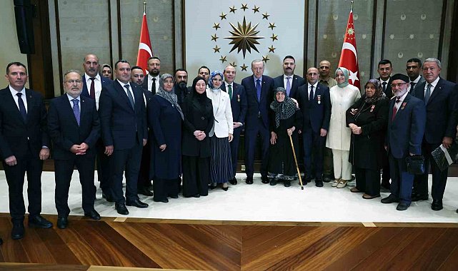 Cumhurbaşkanı Recep Tayyip Erdoğan, Cumhurbaşkanlığı Külliyesi'nde şehit ailelerini kabul etti.