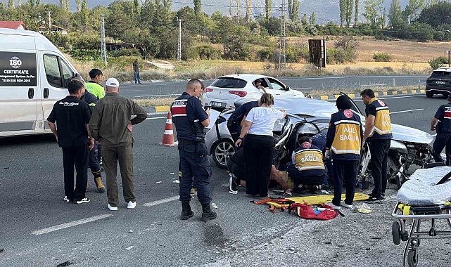 D100'de otomobil su kanalına çarptı: 2 ölü, 4 yaralı