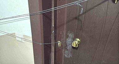 Daire kapısını kıran kasklı 3 şüpheli uyuşturucu dolu 3 koliyi kaçırdı