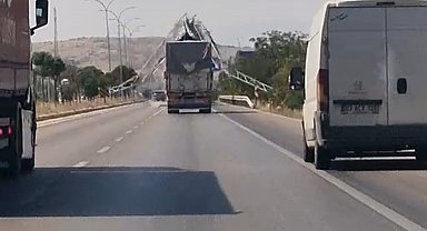 Damperi açık unutulan kamyon yön levhasını yıktı