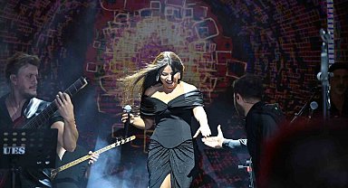 Demirci Kurtuluş Festivalinde sanatçı Zara sahne aldı