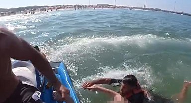 Denizde boğulma tehlikesi geçiren 2 kadın ve 1 çocuğun kurtarılma anı kamerada