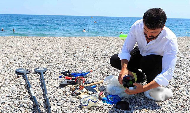 Denizin dibinde buldukları görenleri hayrete düşürüyor: Tatilcilerin denizde kaybettikleri, dalış yapan gencin ganimeti oluyor